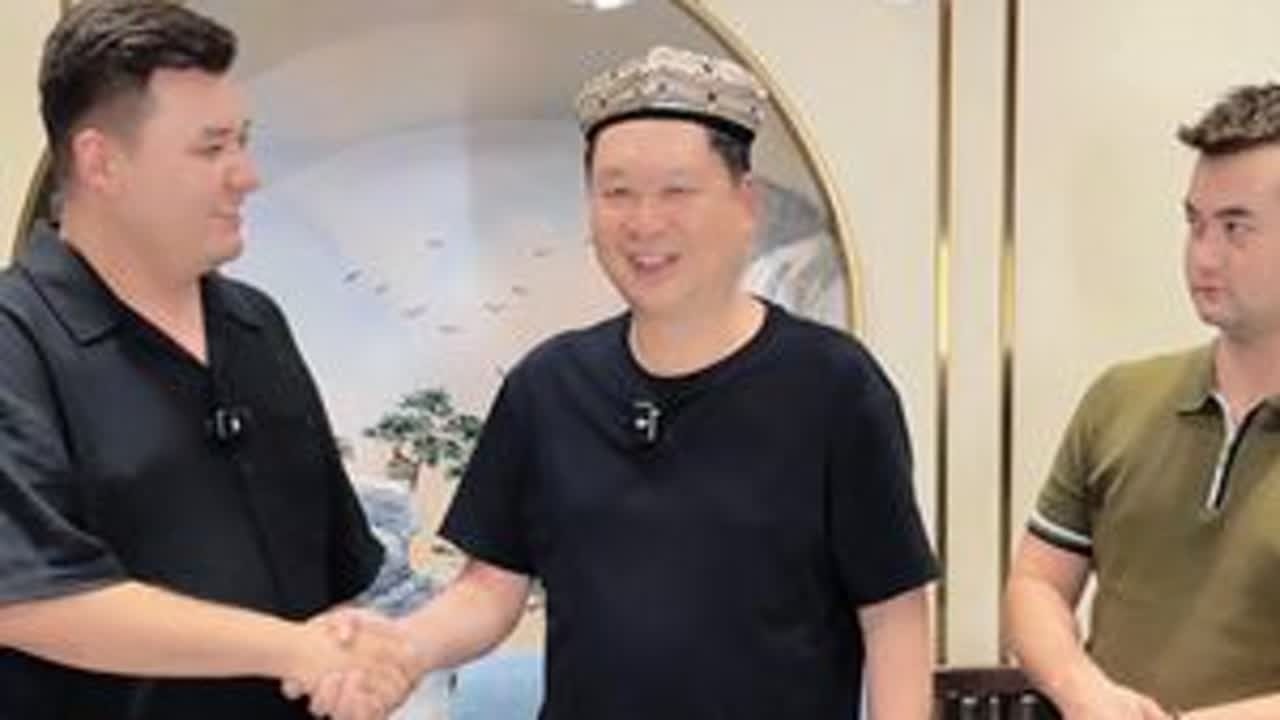 新疆人的最高令仪就给这个老师了，欢迎刘老师来大美新疆#新疆花帽