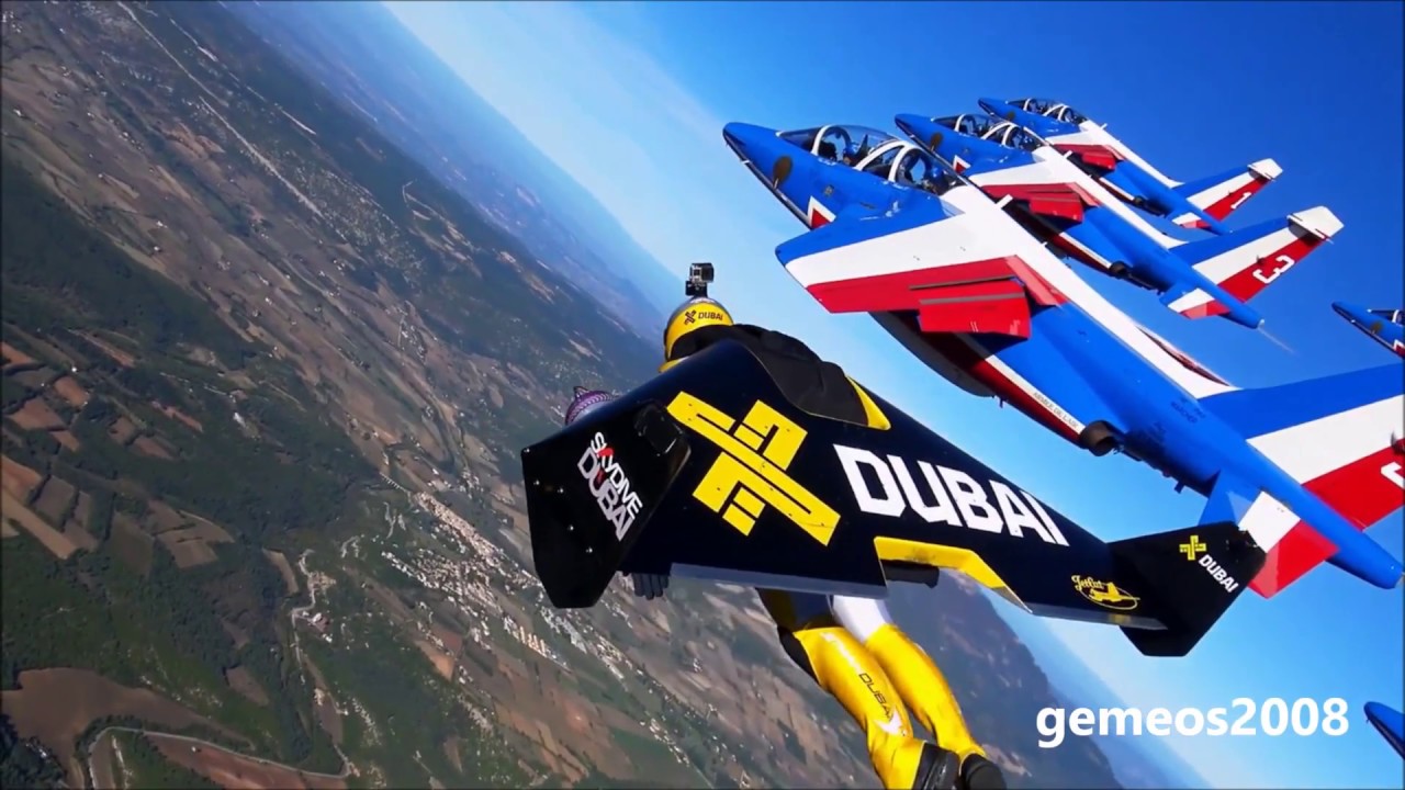 Homens voam lado a lado com avi&otilde;es usando mochilas a jato