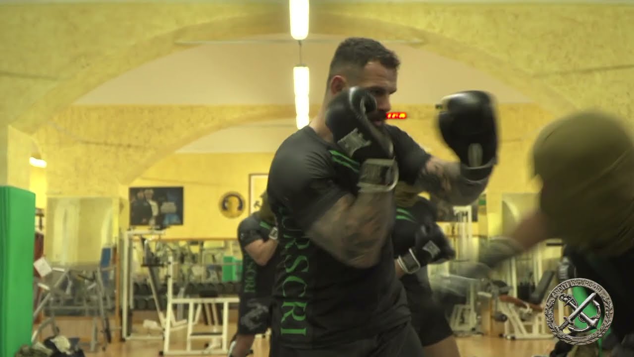 Gli incursori della Marina Militare si allenano con il campione di MMA Alessio Sakara
