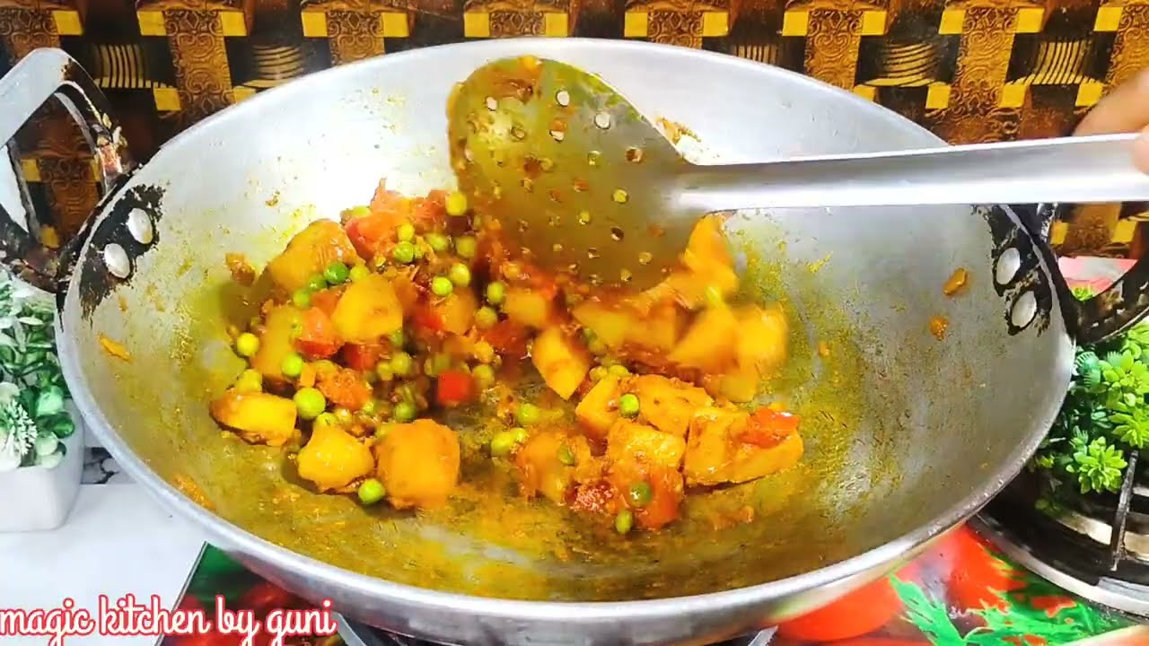 ऐसे बनाएं आलू मटर की सब्जी की सब उंगलियां चाट जाए | Aloo Matar Ki Sabji