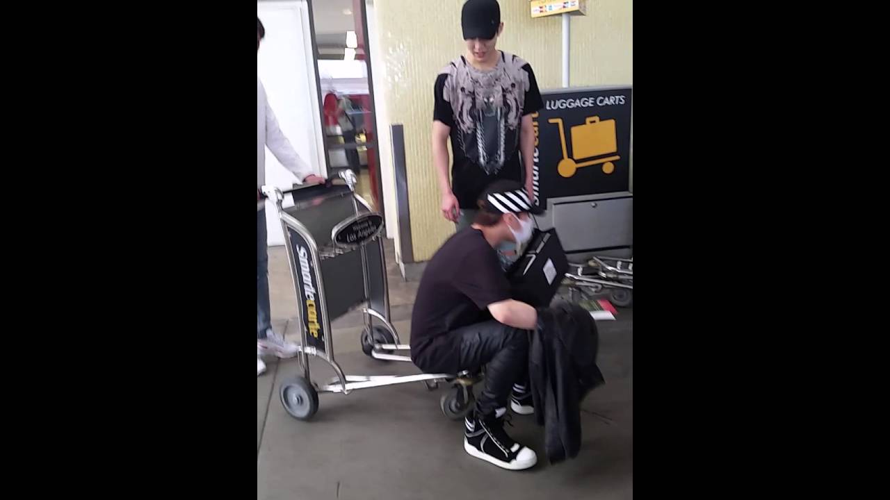 Infinite (인피니트)- 김성규 Sunggyu riding on the luggage cart at LAX 040116 ft.Sungyeol and Manager