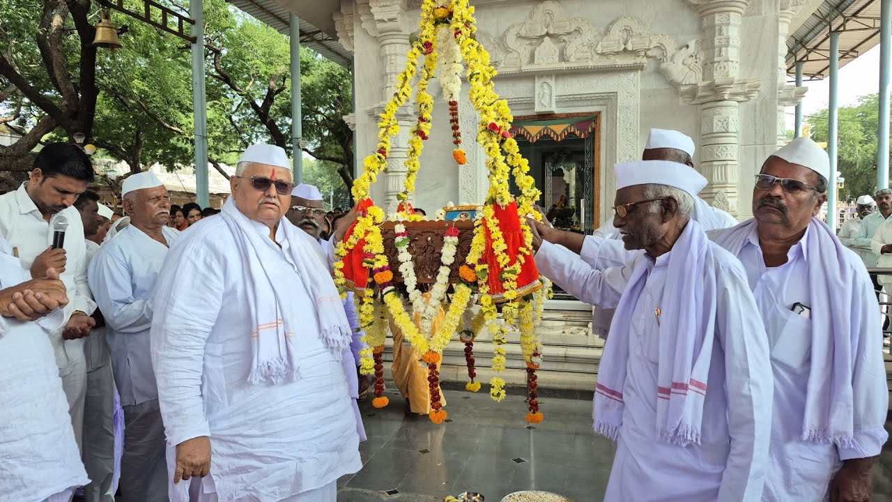 ಶ್ರೀ ಸ.ಸ.ರೇವಣಸಿದ್ದೇಶ್ವರ ಮಹಾರಾಜರ ಅಮೃತ ಹಸ್ತದಿಂದ ಶ್ರೀ ದತ್ತಾತ್ರೇಯ ಮಹಾರಾಜರ ತೊಟ್ಟಿಲೋತ್ಸವ ಕಾರ್ಯಕ್ರಮ...