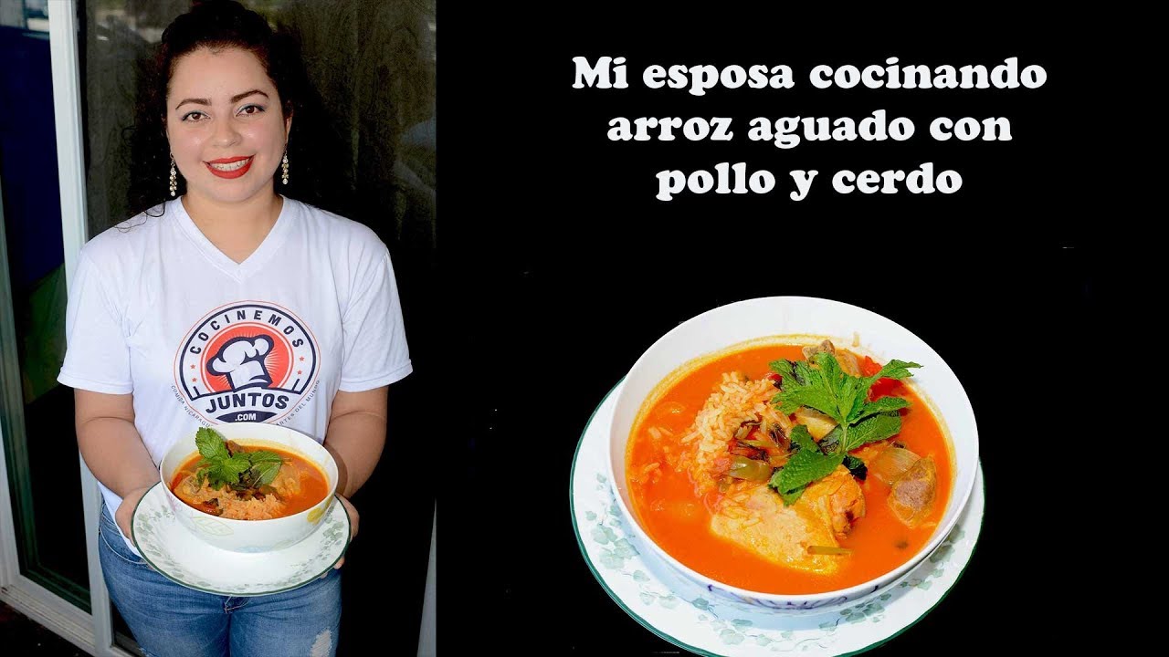 Mi esposa cocinando un delicioso arroz aguado con pollo y cerdo
