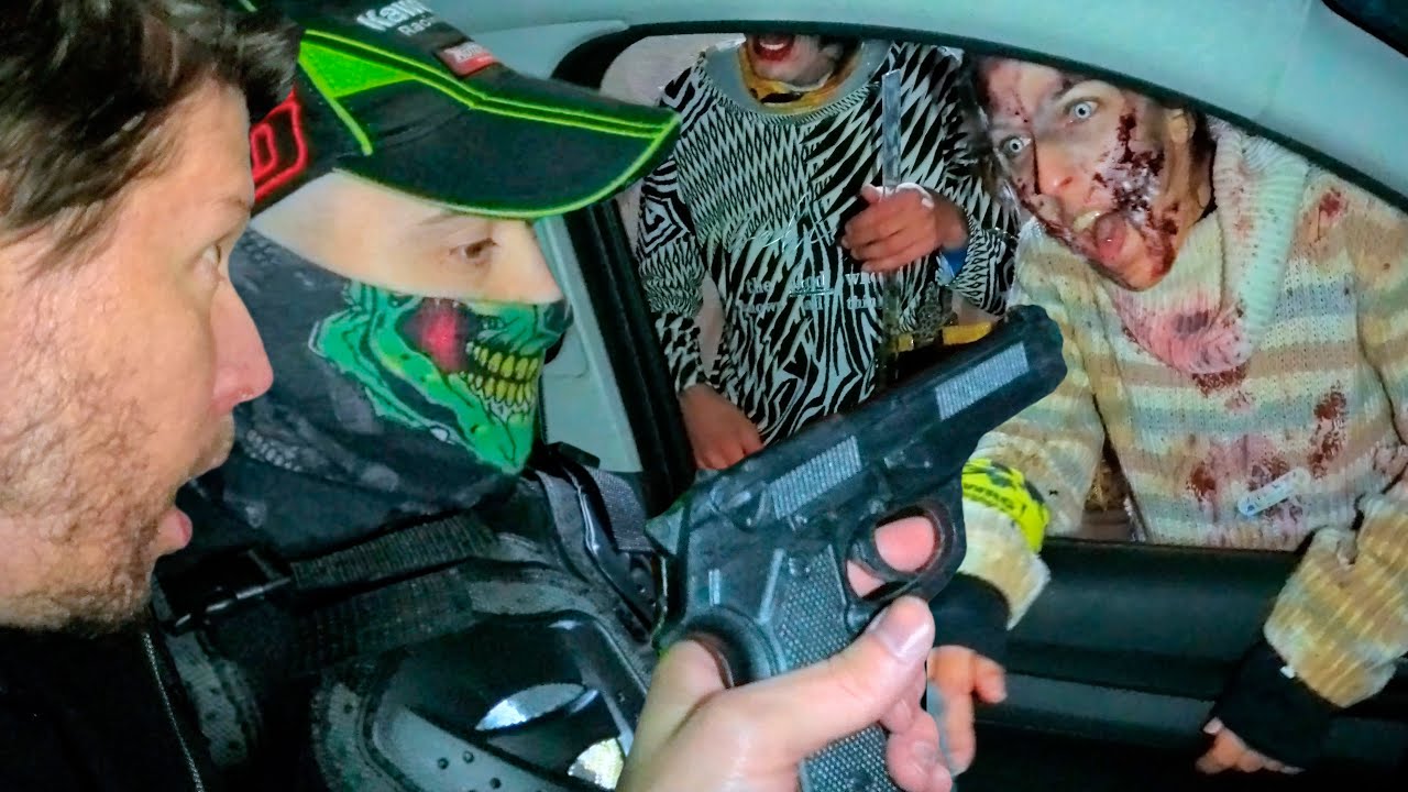 NOS ATACAN TODOS LOS ZOMBIES DEL PUEBLO - SURVIVAL ZOMBIE | PEDRO SALAMANCA