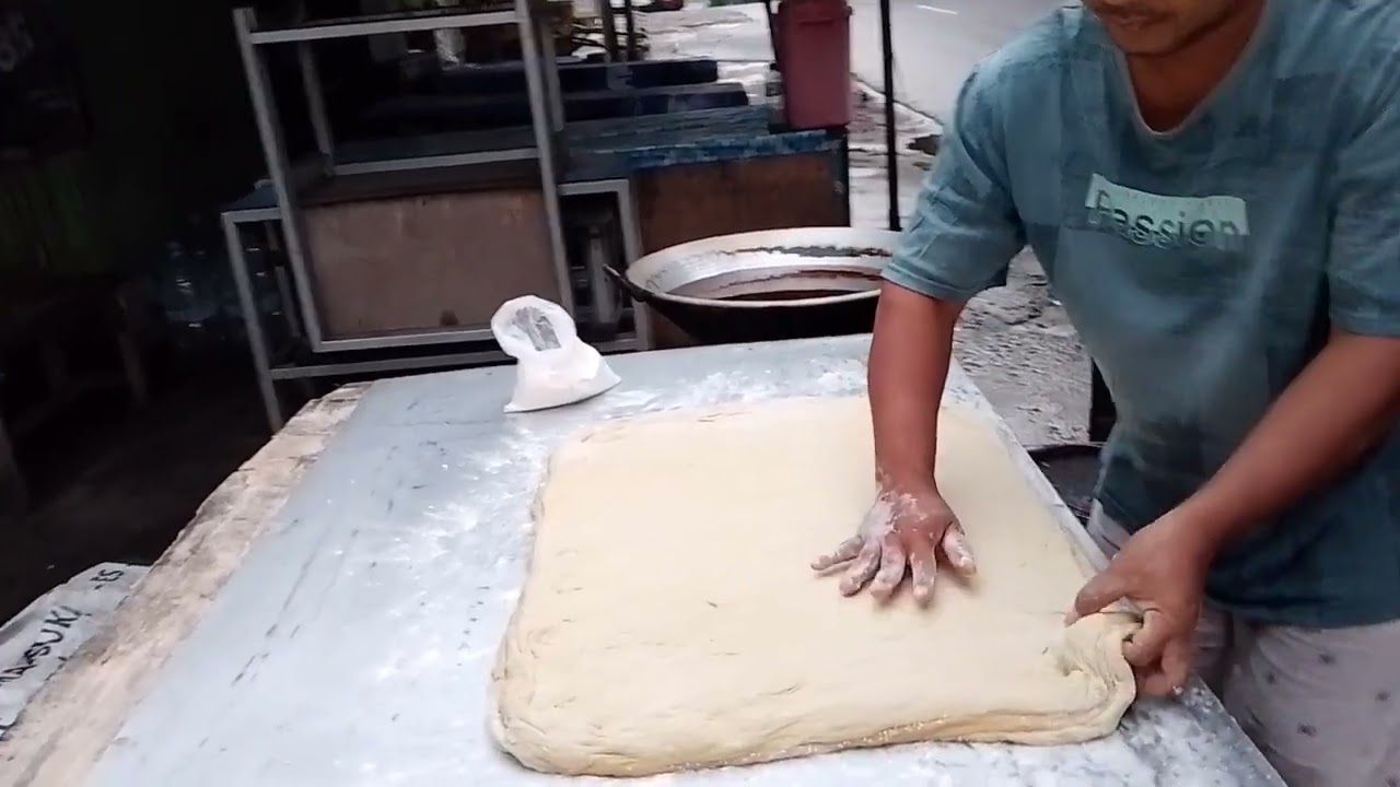 JUALAN CAKWIE SEHARI BISA HABIS 14 KILO TEPUNG TERIGU