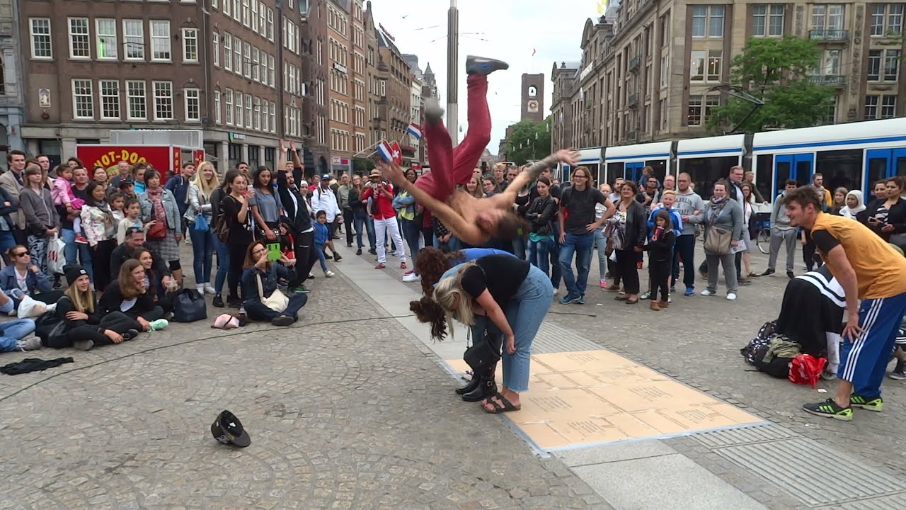 Straatartiesten en Straatmuzikanten in Amsterdam: Dam, Spui en Museumstraat Museumstraat