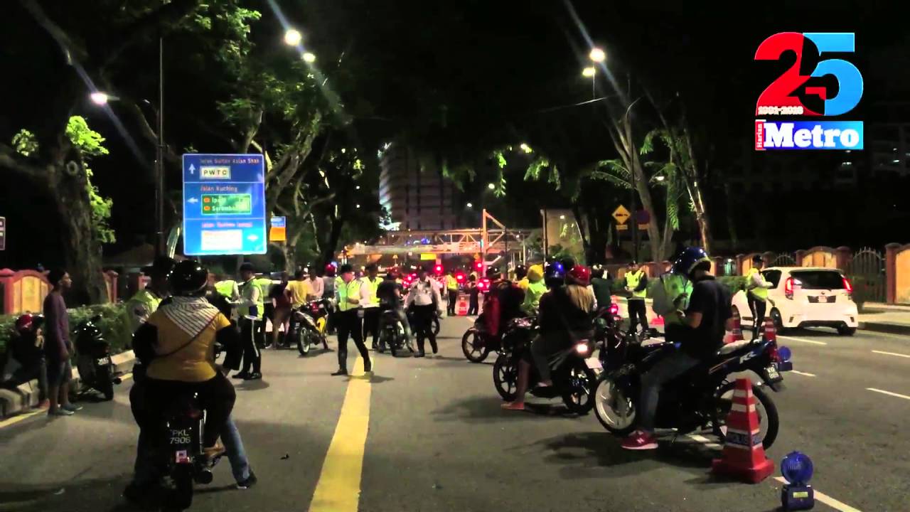 Mat rempit terkencing dalam seluar