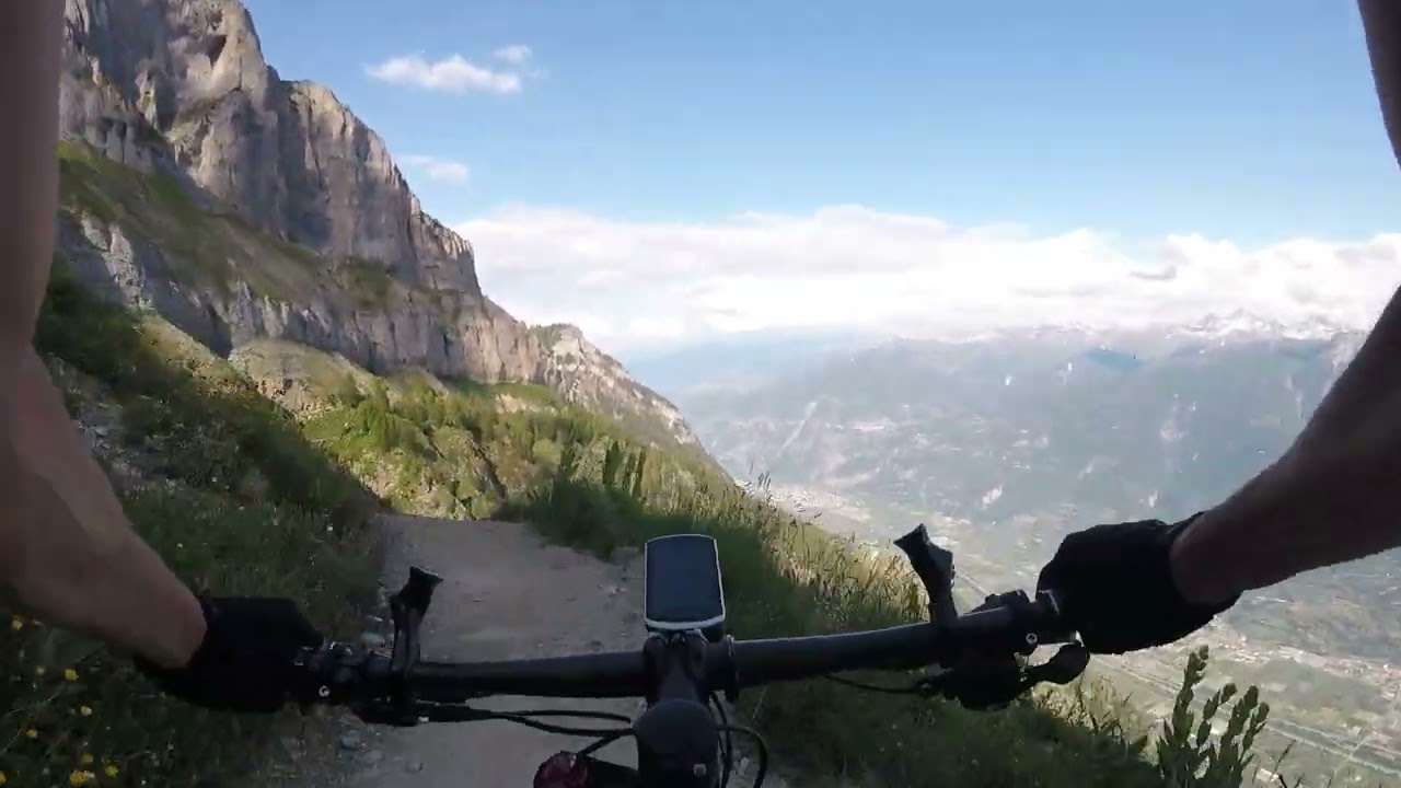 Descente à VTT sous le Grand Chavalard. (En route pour le col de Fenestral)