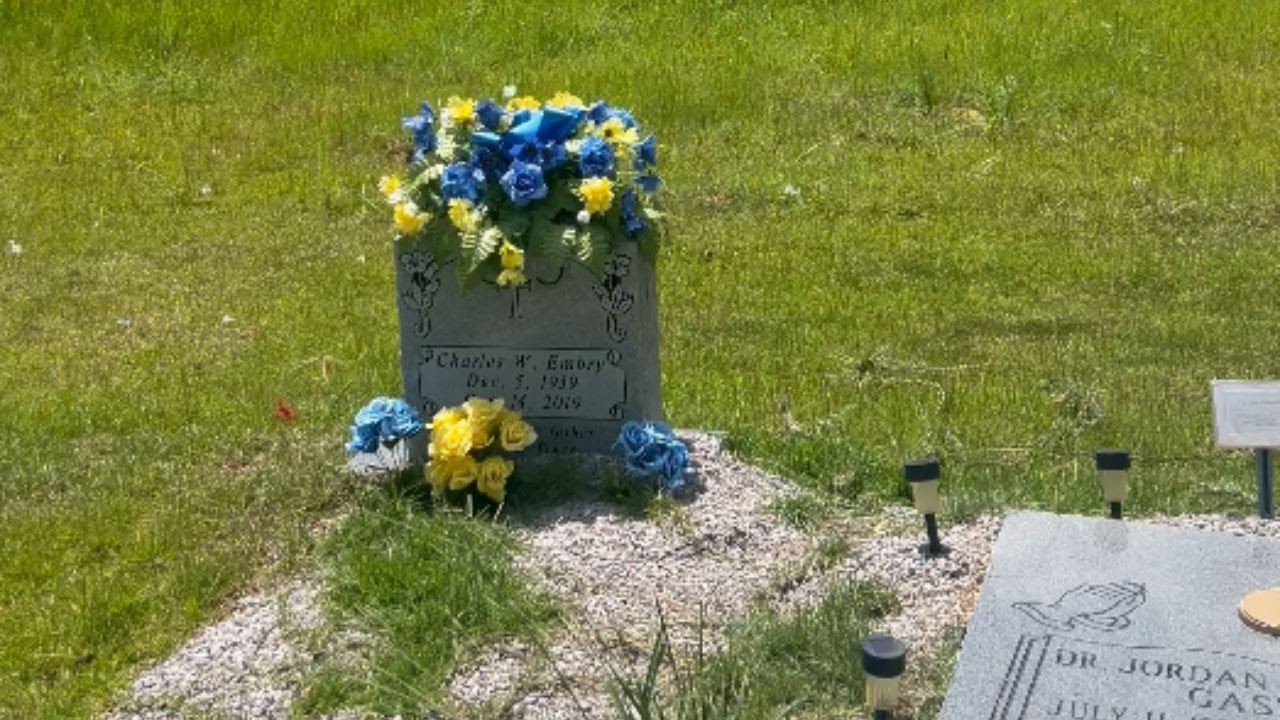 Loving mom decorates late son's gravesite on his 32nd birthday *EMOTIONAL!* || WooGlobe