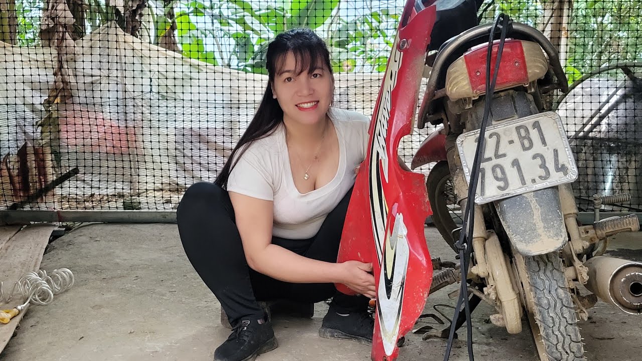 Mobile repair genius girl repairs wava motorcycle