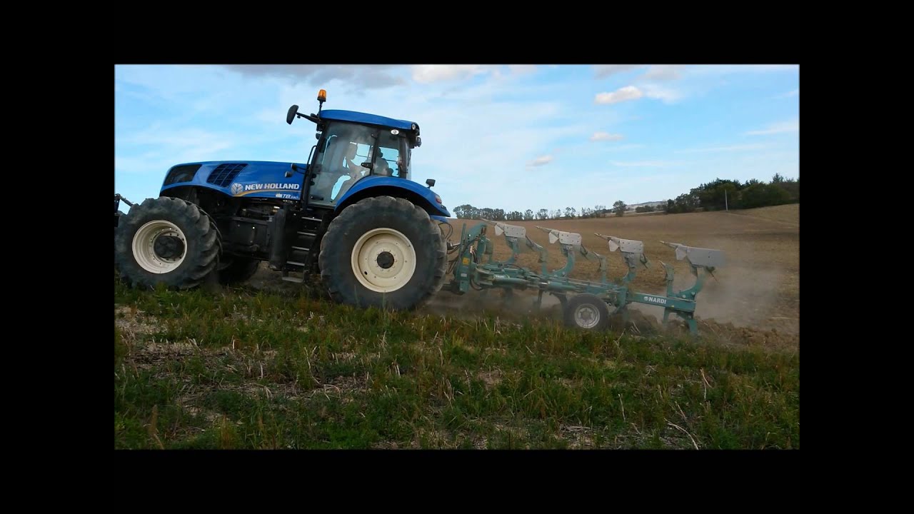 T8 390 New Holland aratura con nardi quadrivomere reversibile