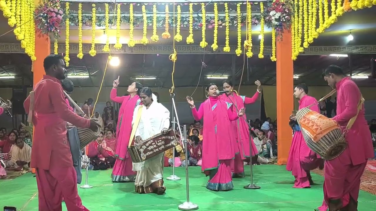 কৃষ্ণের বাঁশির সুরে হৃদয় খুঁজে পায় নতুন পথ।