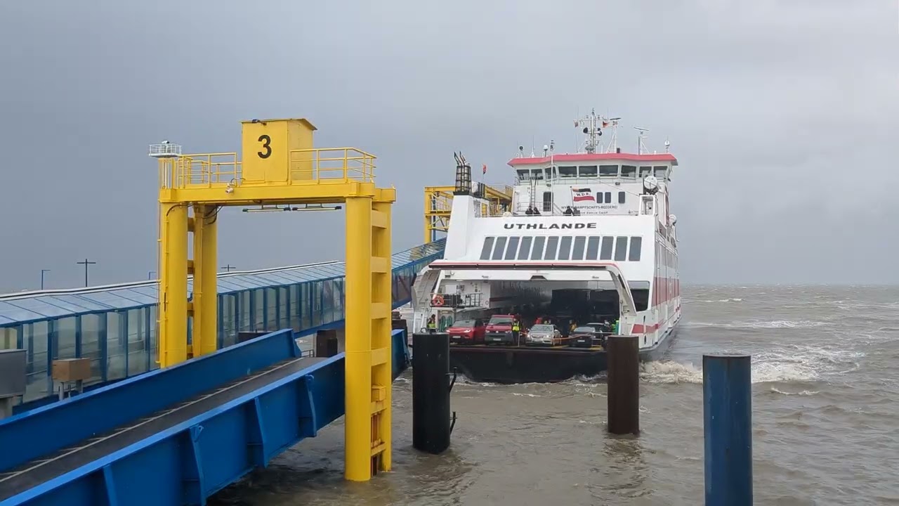 Anlegemanöver während Sturm Joshua am Hafen in Dagebüll 