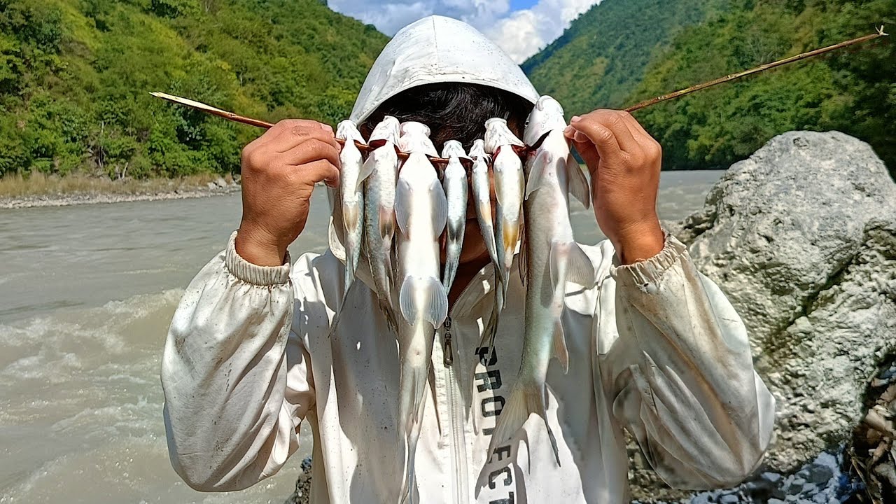 2 घण्टा मा यति धेरै माछा मारियो आज दुधकोशी मा | Milan village vlog | Nepali traditional Fishing vlog