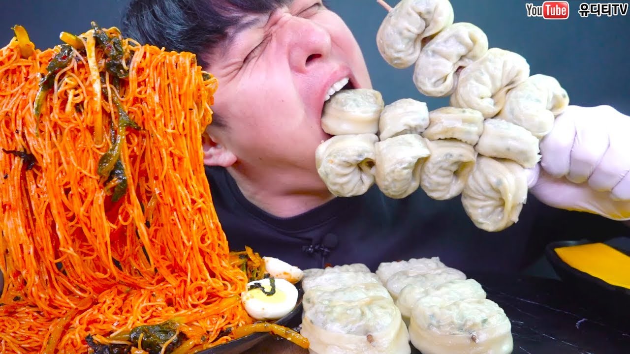 매콤한 비빔국수에 속이꽉찬 왕만두를 통단무지와 먹어보았습니다 충격적인맛 먹방 REAL SOUND MUKBANG