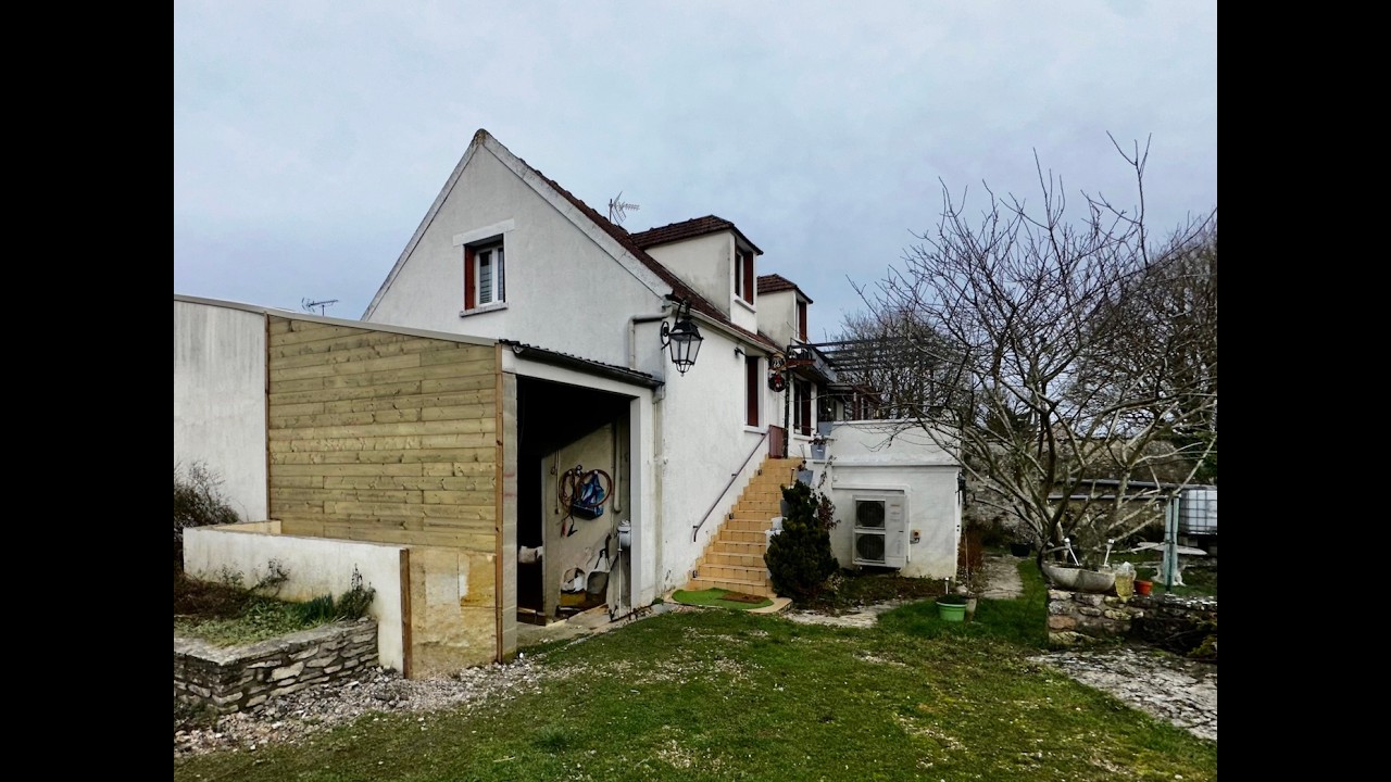 COMMENY, MAISON DE VILLAGE