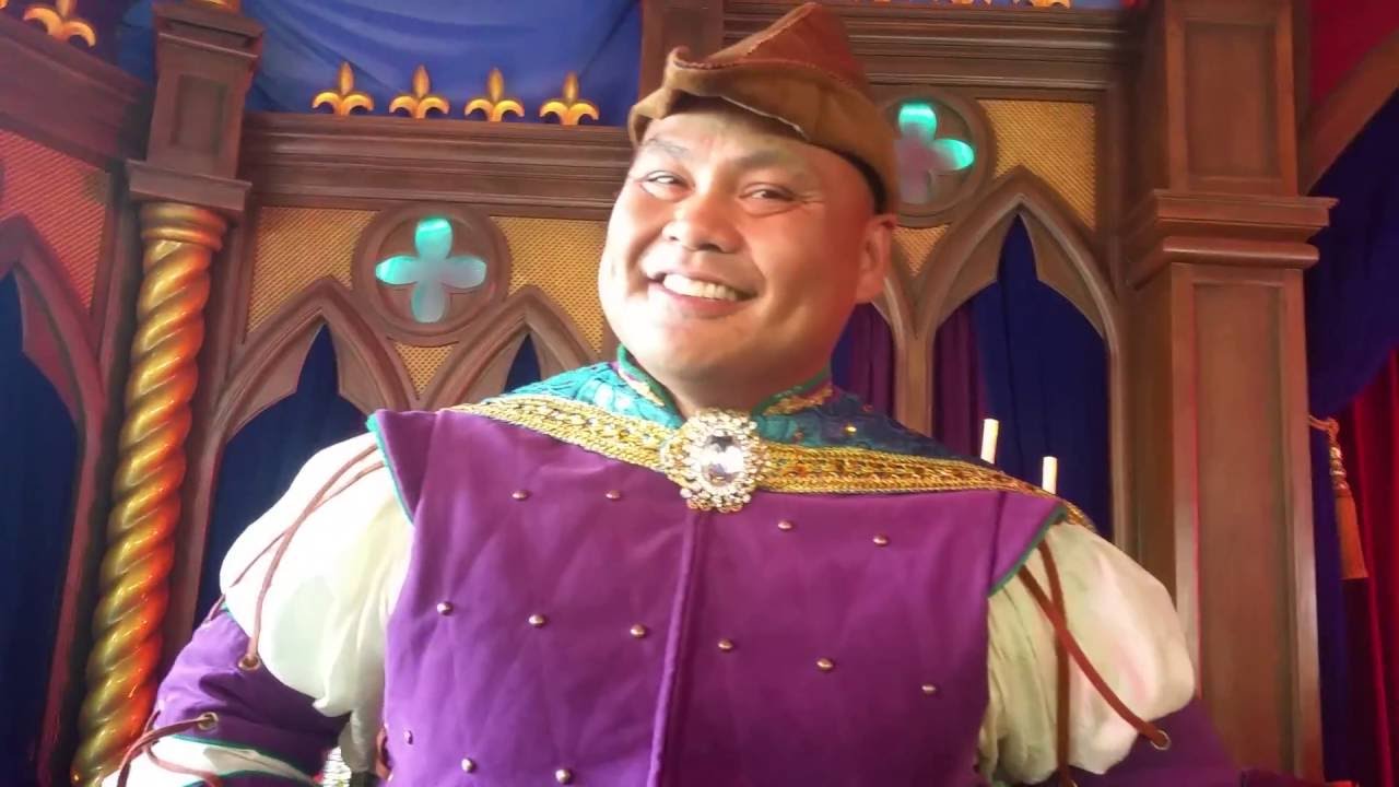 FULL SHOW OF PIANO PLAYER: Tangled.  Video Of Sir Samuel Playing At Disneyland The Royal Theatre