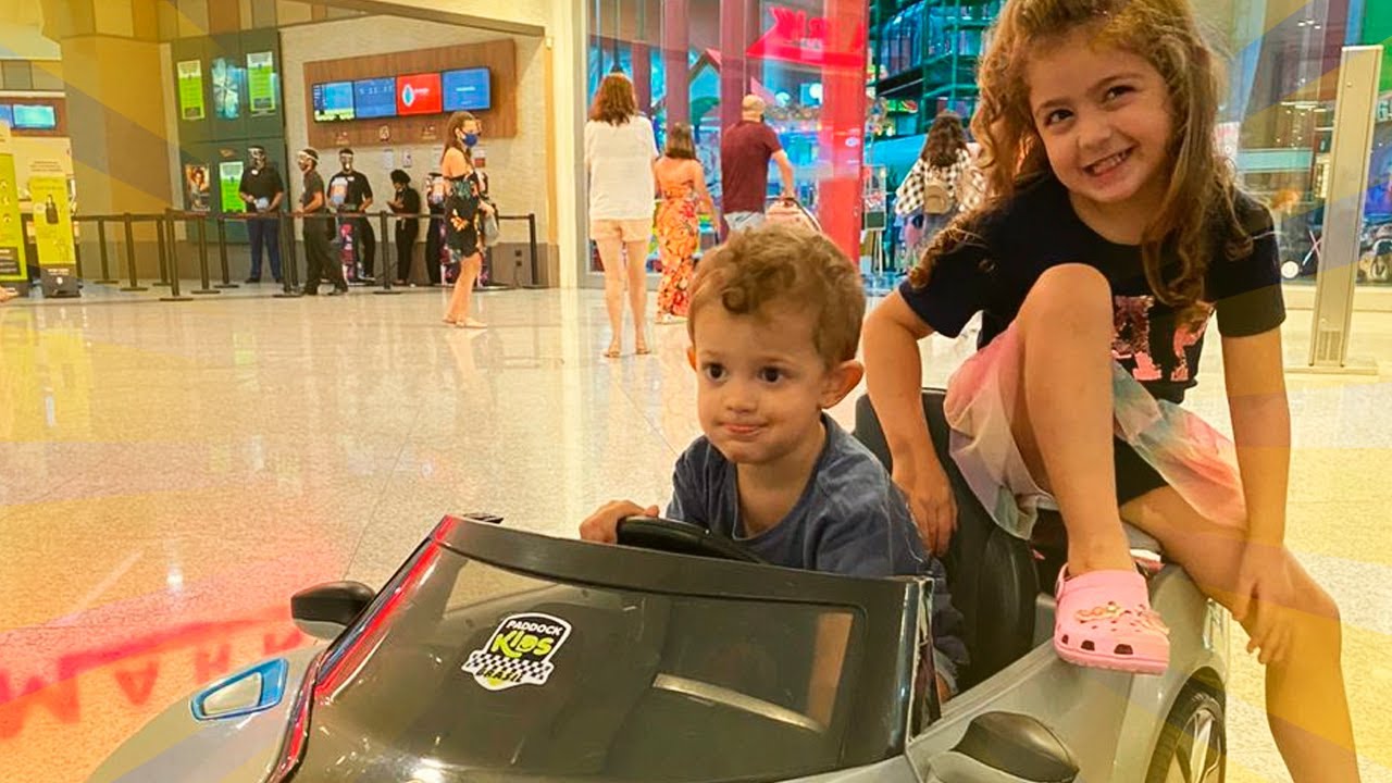 Passeando de carrinho no shopping