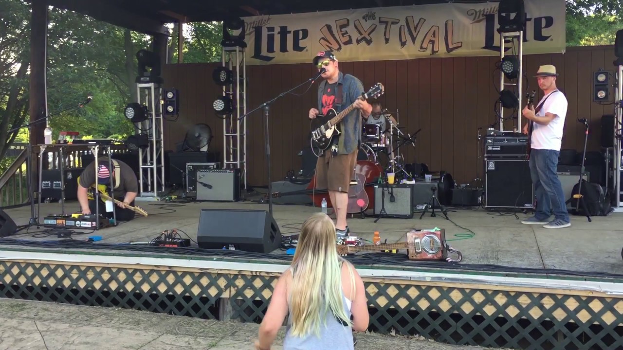 Skribe playing Mayonnaise and honey