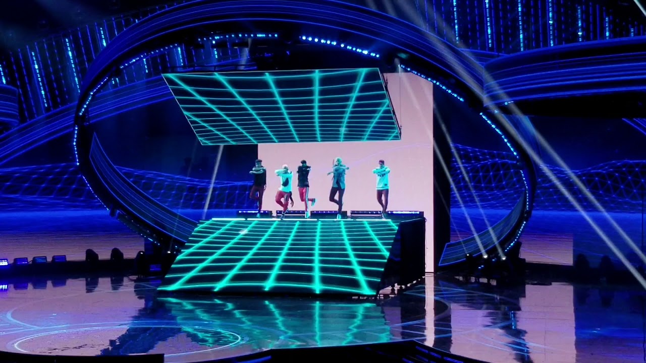 Latin AMAs 2018 - CNCO Se Vuelve Loca - Live Performance