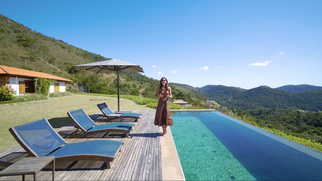 Marina visita casa com muita personalidade e vista de cinema no Vale da Videiras em Araras, RJ.