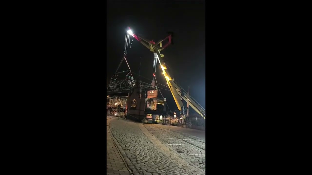Hubbrücke Lübeck - Aushub der Fußgängerbrücke mit dem Schwimmkran 
