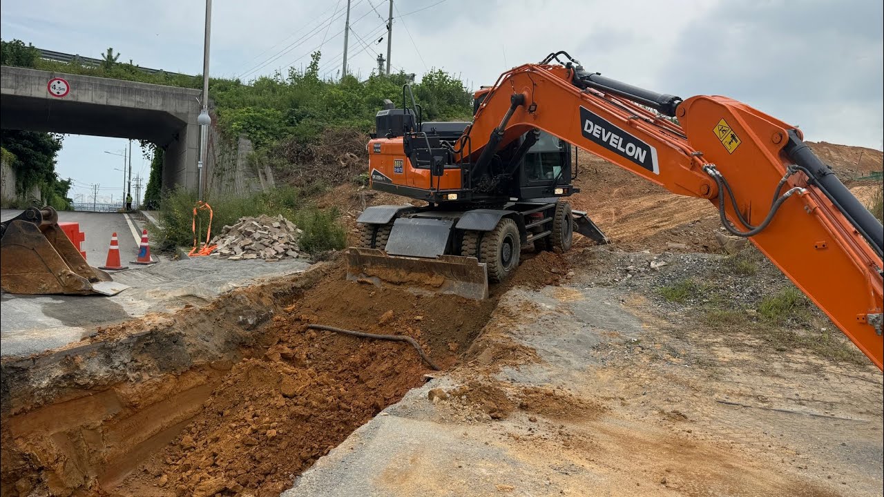 08w 관로 터파기 및 TS판넬 가시설 작업 (통신선 하월) / Excavator Pipe Line Work / ショベルカー