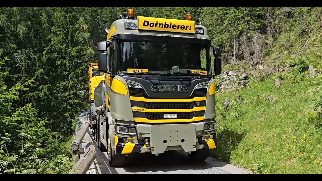 Bagger mit dem SCANIA R650 bei RhB Station Davos Laret verladen