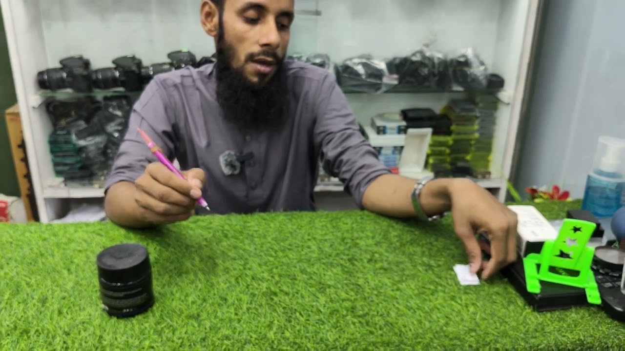 তিনজন কাস্টমার ভাইকে আকর্ষণীয় উপহার দেওয়া হল।