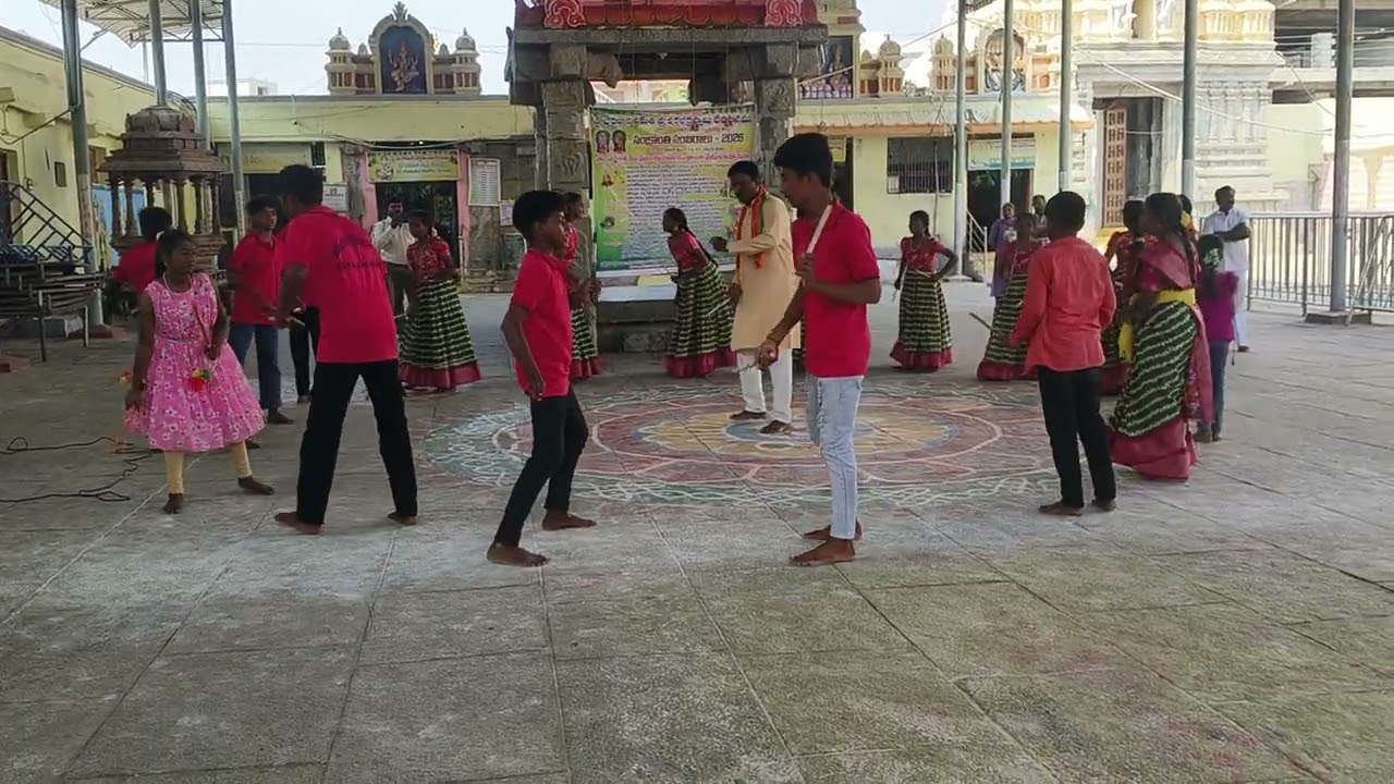 శ్రీ వినాయకుడి పాటకు..... మాస్టర్ తుమ్మల హరినాథ్ బృందం ప్రదర్శన   ......భక్తులను ఆకట్టుకున్న  కోలాటం
