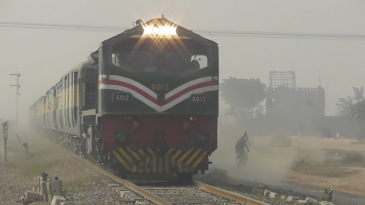 Pakistan Railways || Adtranz Locomotive Lead Akbar Express || Passing Near Faisalabad Dry Port