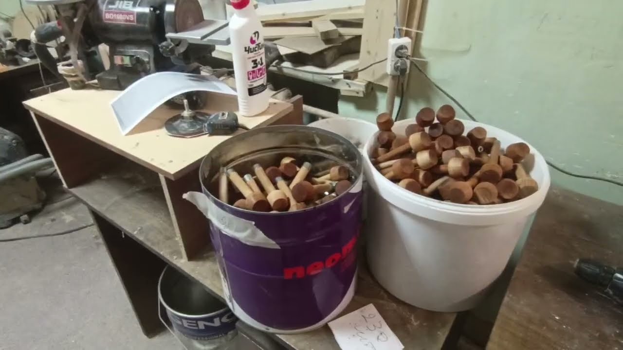 Шары для пуфика. Всех завалило снегом.