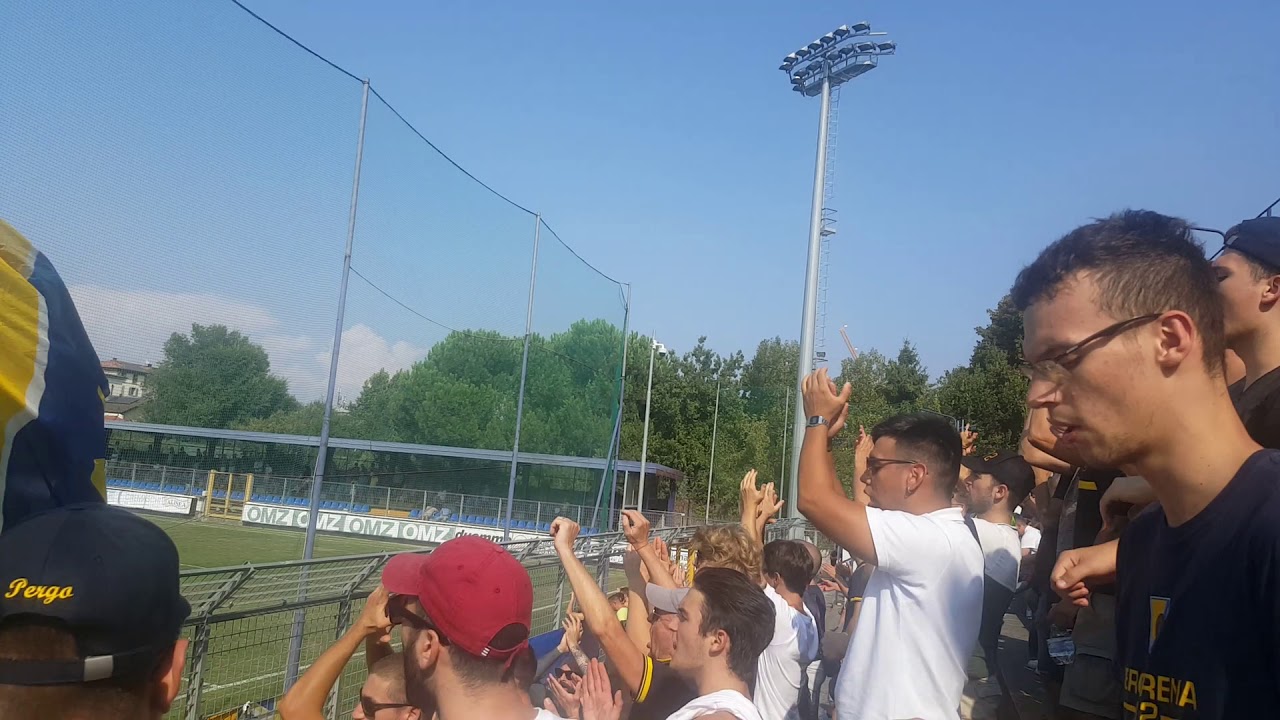 La Pergolettese: lo stadio Voltini, la curva con gli ultras, i distinti. La curva della Pistoiese