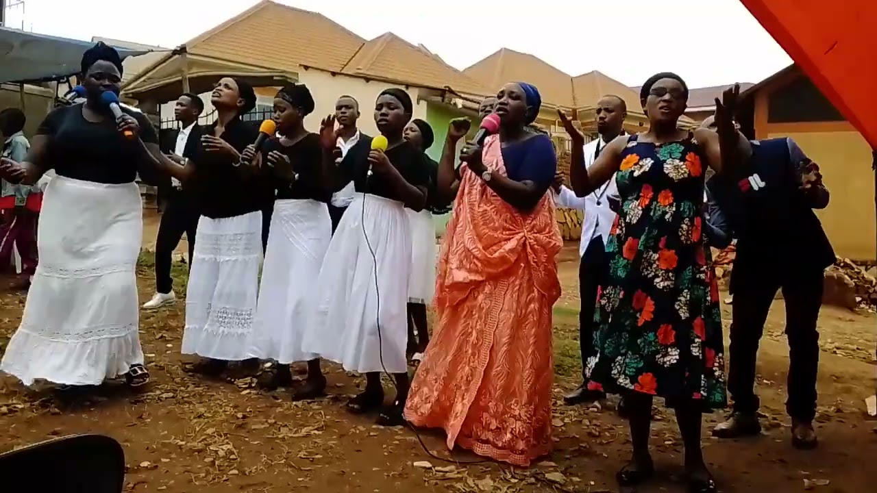 noneho nimurebe ukuntu choral yokwitorero holemb ndege yaririmbanye baba pastor baho