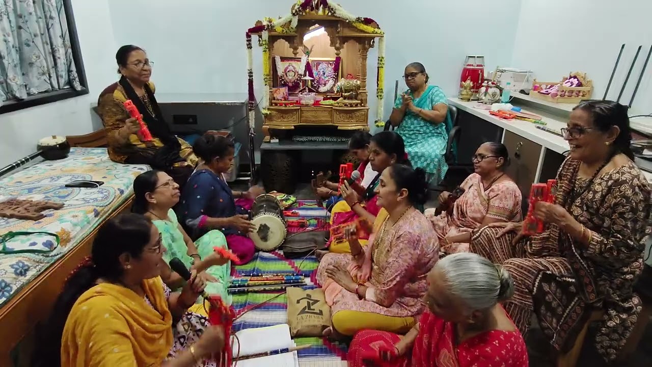 લખેલો છે🙏એકાદશી સ્પેશિયલ ફરાળી થાળ🙏અગિયાર ના ઉપવાસી કાના જમવા વેલા🙏વૃંદાવન ભજન મંડળ ડભોલી ગીતા પરમા.