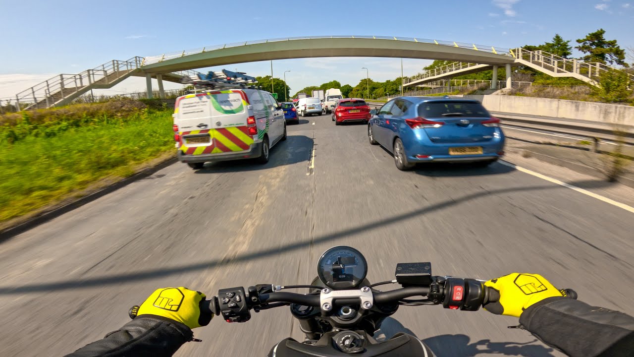 Getting Through Summers Day Traffic | Triumph Trident 660 Zard Exhaust + Quickshifter [4K]