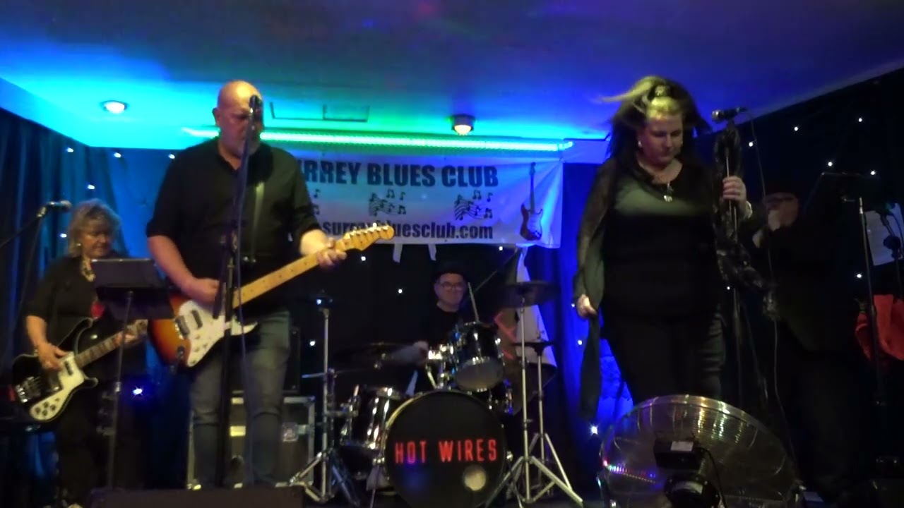 Peter Donnelly Fender Stratocaster cues in the sultry sensuous vocals of Suzie Saunders