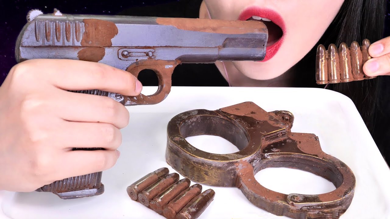 ASMR Edible Gun Handcuffs Bullet Chocolate 食用拳銃,手錠チョコレート 먹는 권총, 수갑 초콜릿 먹방 MUKBANG EATING SOUNDS