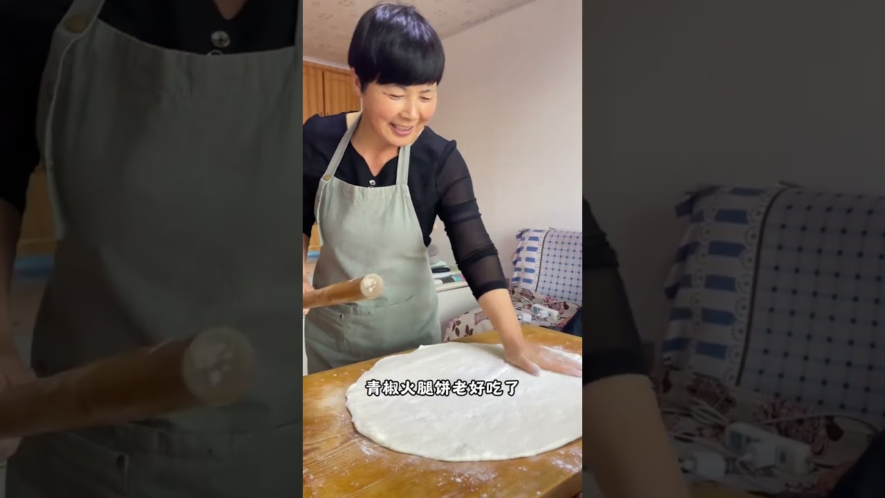 回村日记｜青椒火腿饼  鱼香茄子  包菜粉条，还有香喷喷的辣椒酱，一家人又在一起吃饭了。#青椒火腿饼 #鱼香茄子 #东北辣椒末 #我的乡村美食记忆 #东北农村生活 @抖音媒体内容优推官