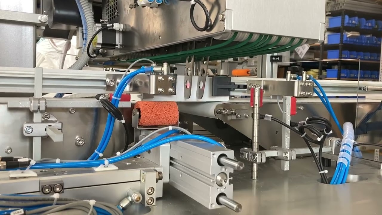 Labelling system for four sides application onto boxes