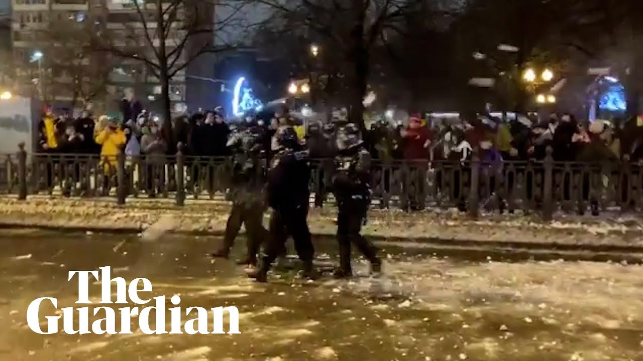 Russia protests: police pelted with snowballs in Moscow