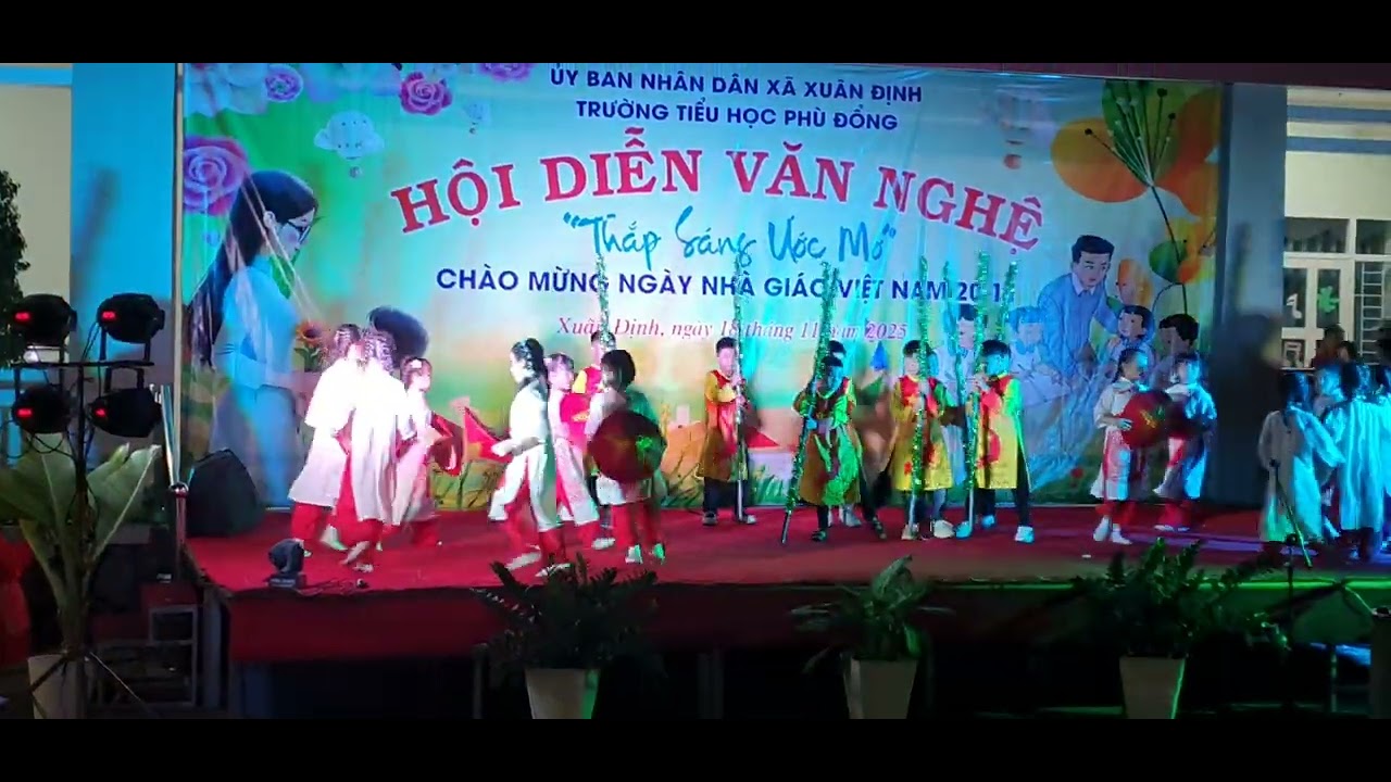 Tiết mục múa của lớp 2/6 trường Tiểu học Phù Đổng nhân dịp ngày nhà giáo Việt Nam 20 tháng 11