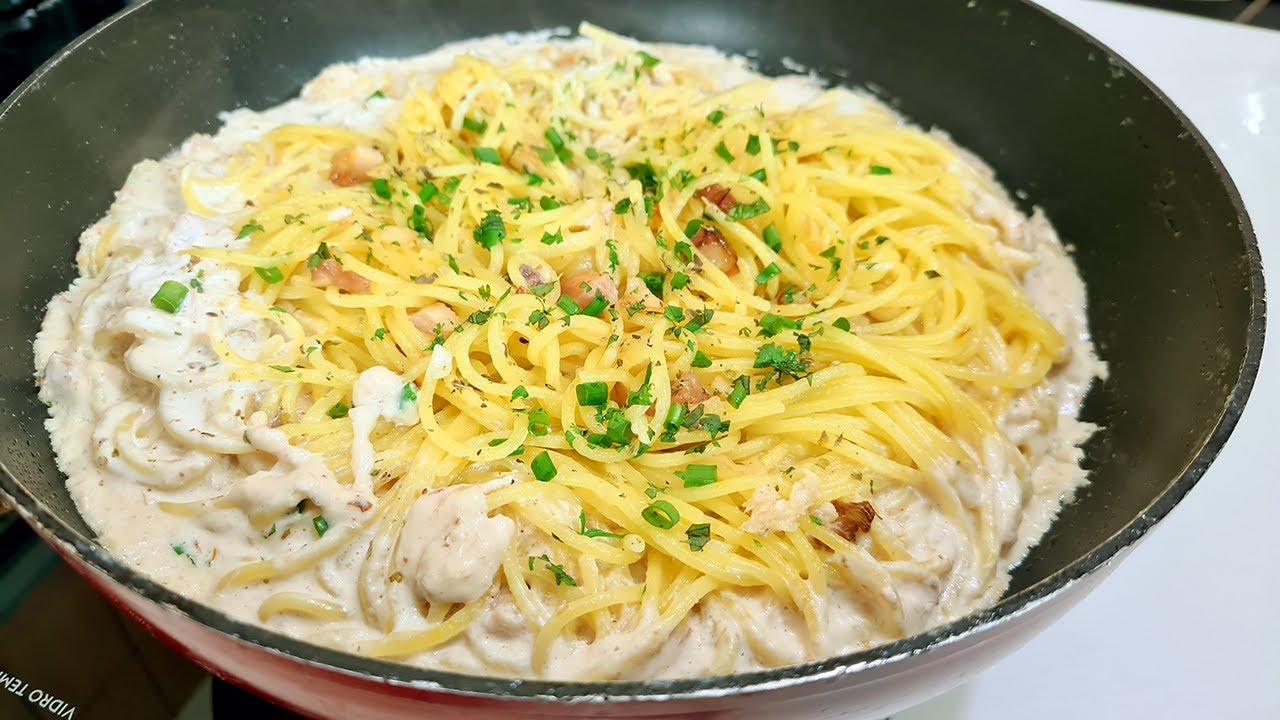 Macarrão alho e óleo com creme de bacon super gostoso