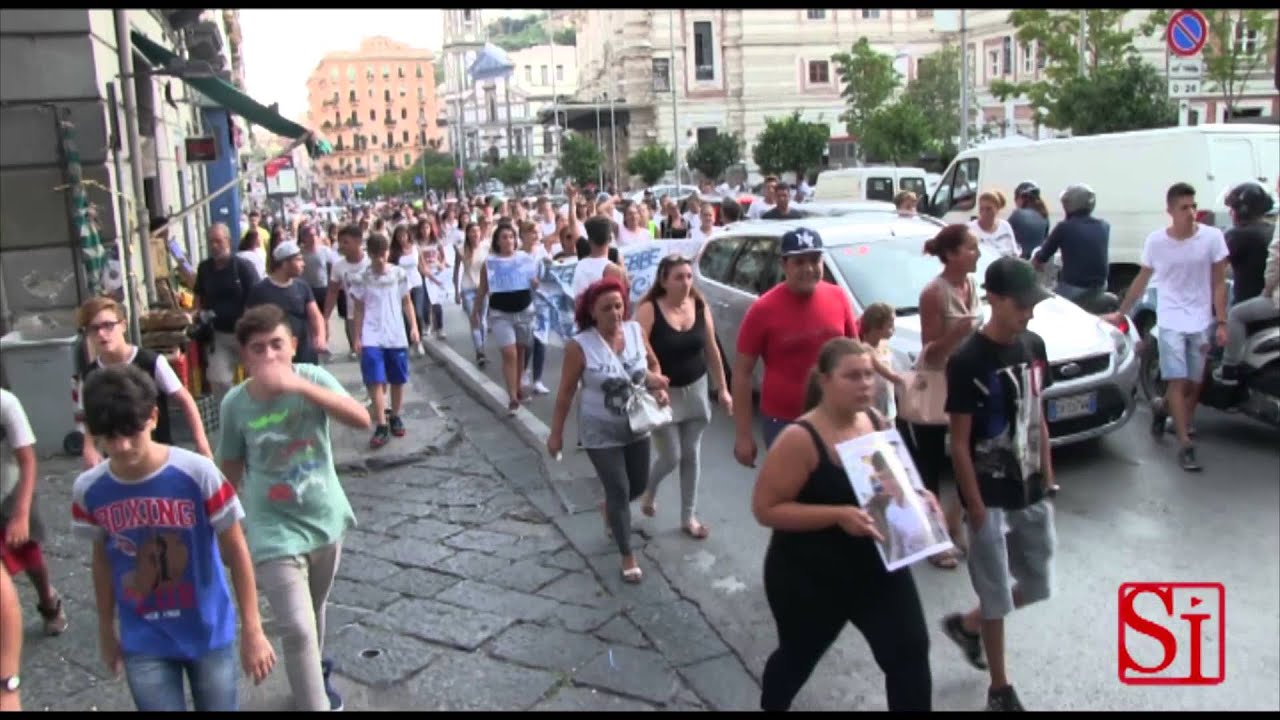 Napoli - Davide Bifolco, giovani protestano al Rione Traiano -1- (08.09.14)