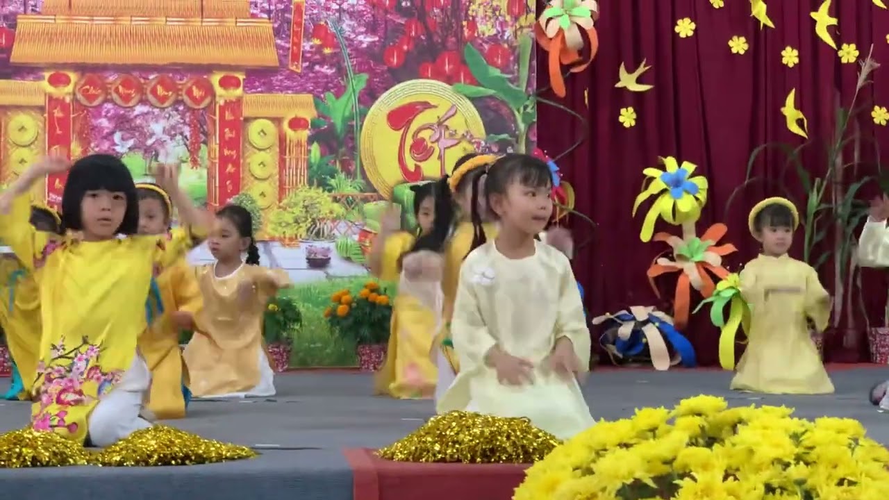 Lala và bài múa mừng năm mới