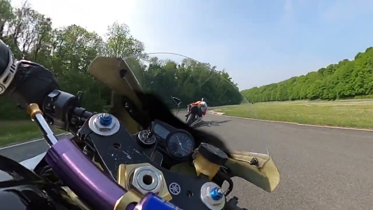 MotoMadness Yamaha R1 at Circuit Folembray