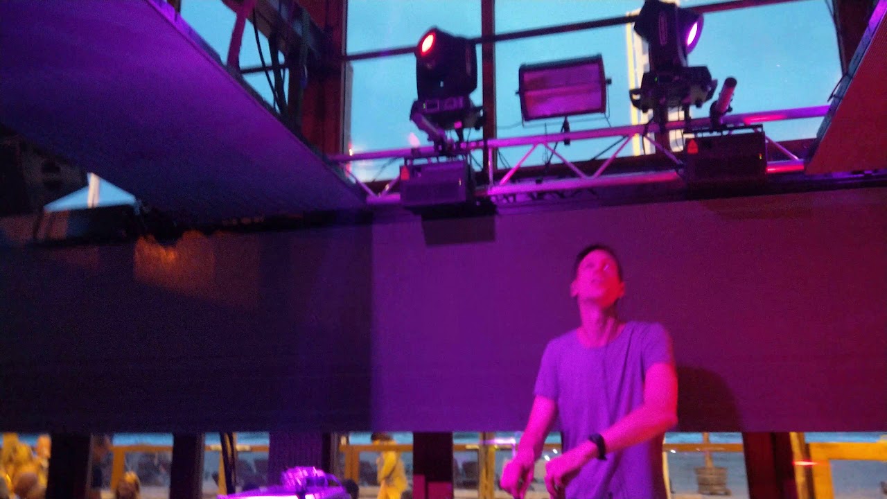 Menno de Jong playing Arksun Arisen @ Menno Solo 2018 Beachclub Fuel