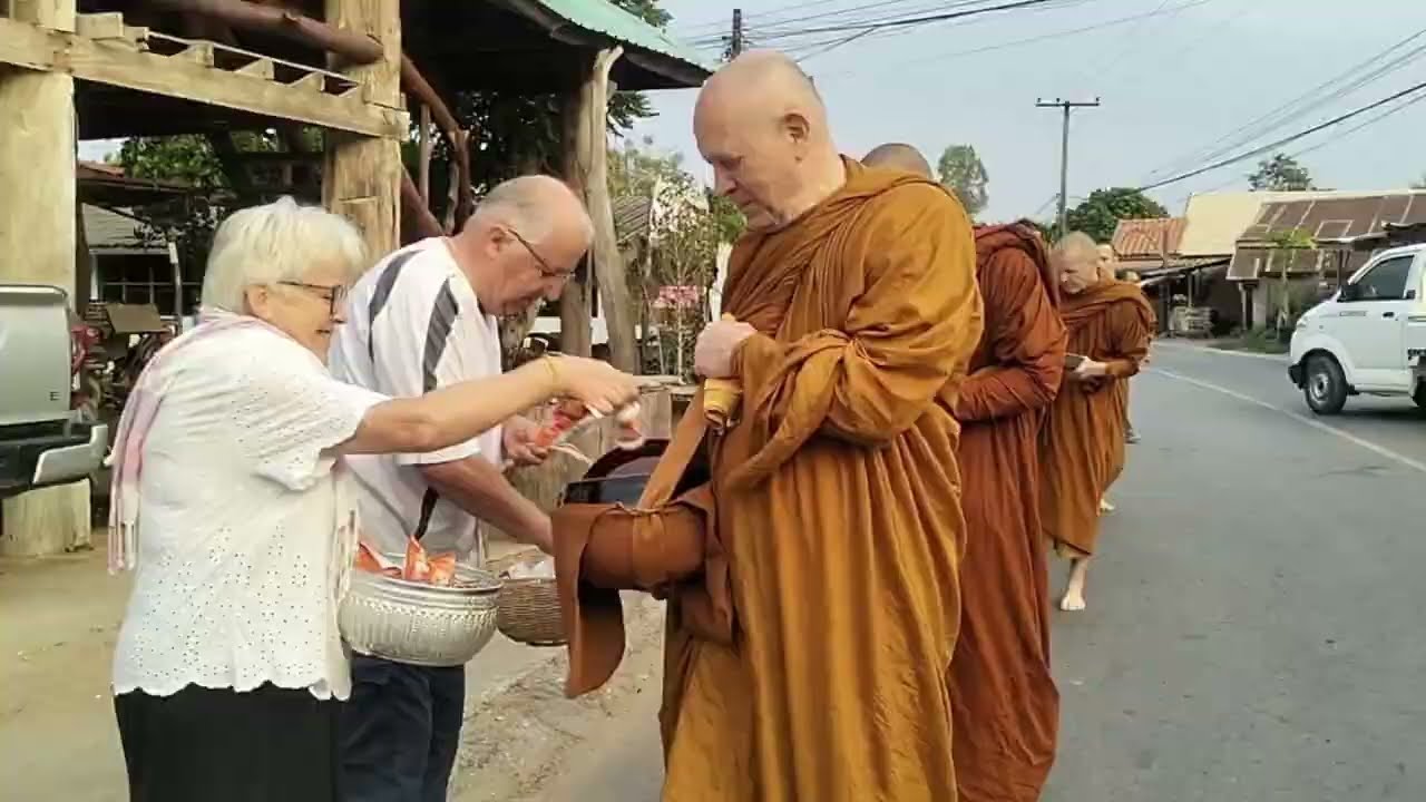 พระฝรั่ง ชาวต่างชาติ พระอาจารย์มร์ติน ปิยธัมโมออกรับบิณฑบาต 22-02-2568 #วัดภูฆ้องทอง