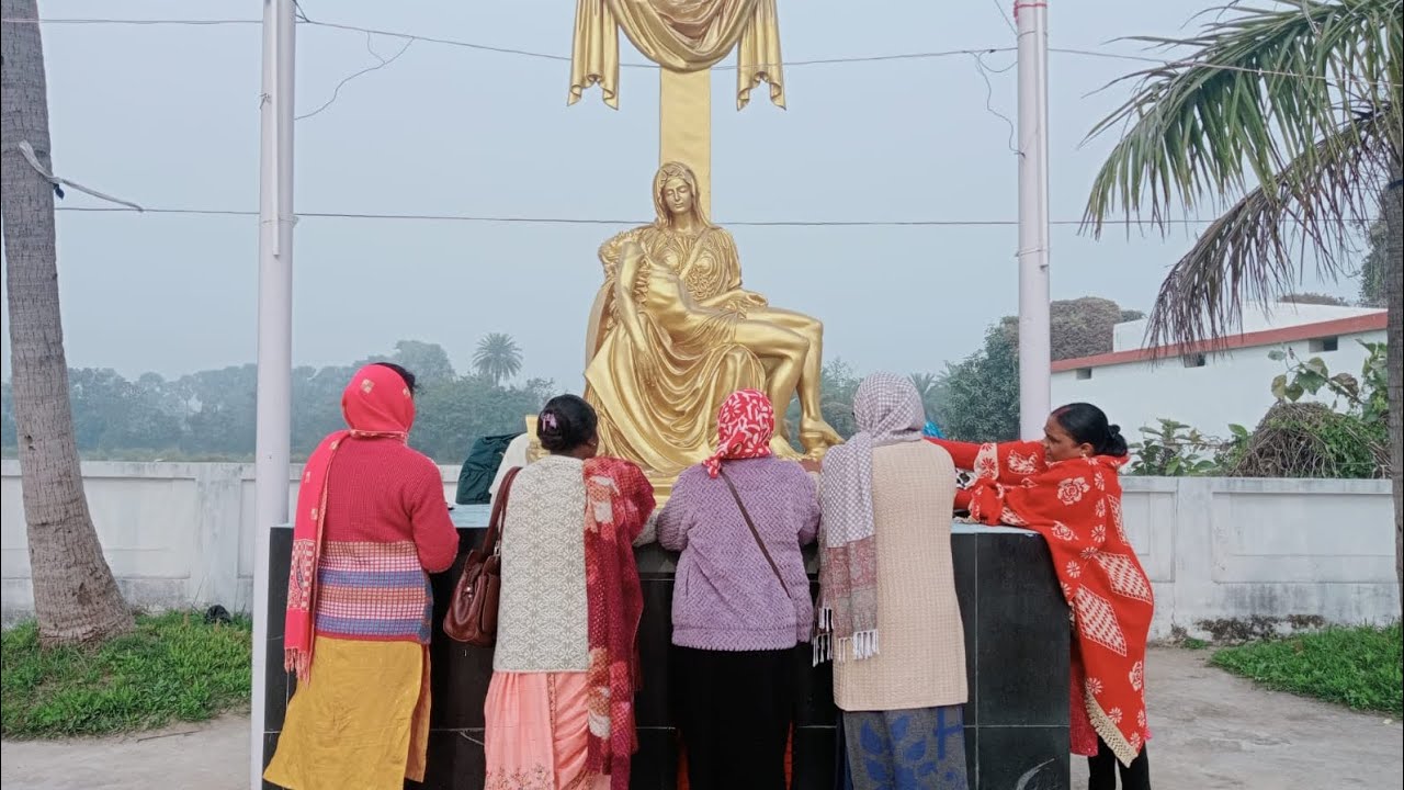 मोकामा मरियम धाम में संतों की स्मारक देखने लायक है।