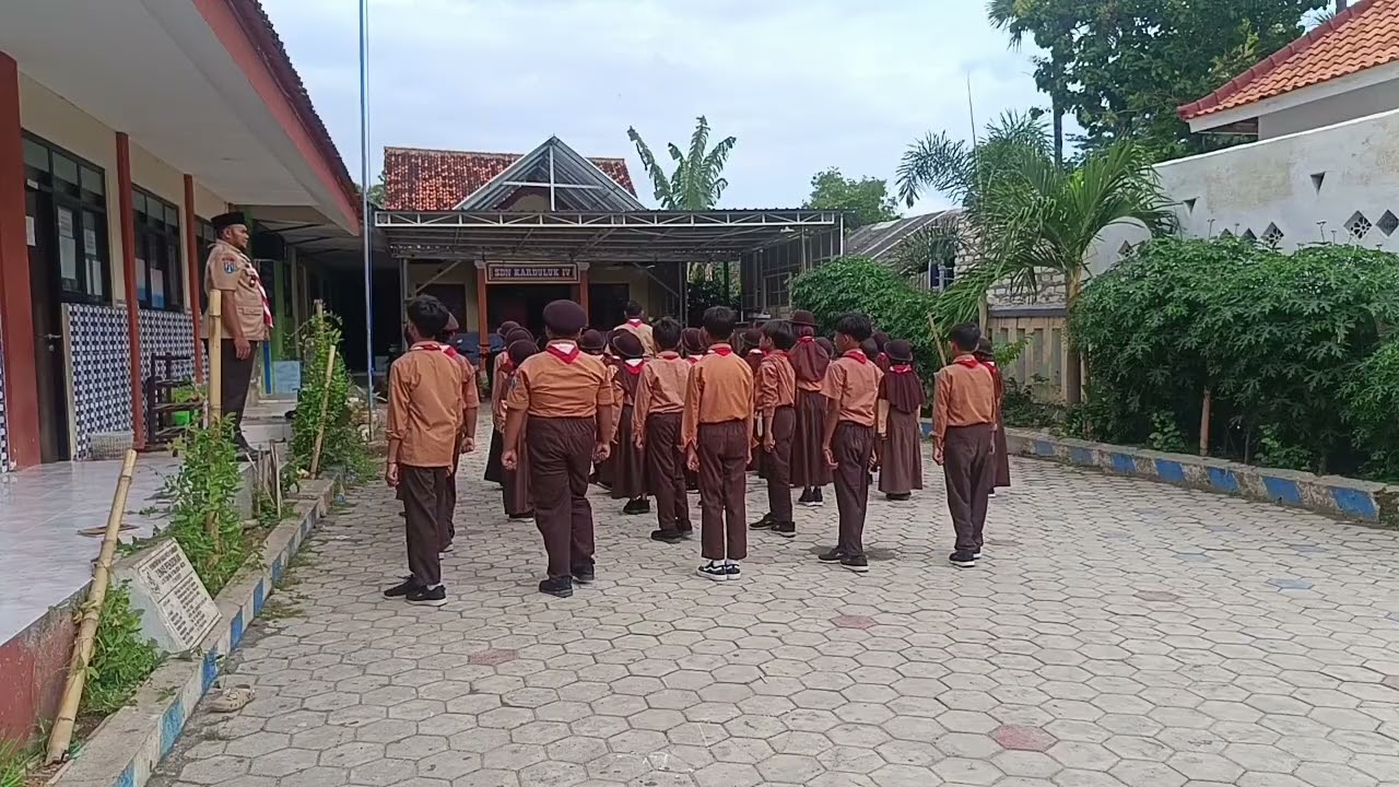 Ada yang Lucu saat Gen Z Belajar Baris Berbaris 